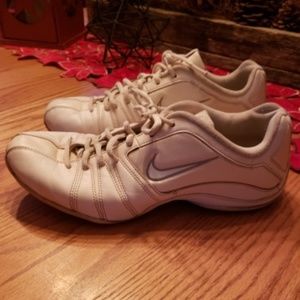 NIKE SIZE 9 TENNIS SHOES - CHEER STYLE